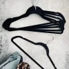 VIAMAJA Garderobe Opbevaring<Bøjler i sort velour - Pakke med 6 stk