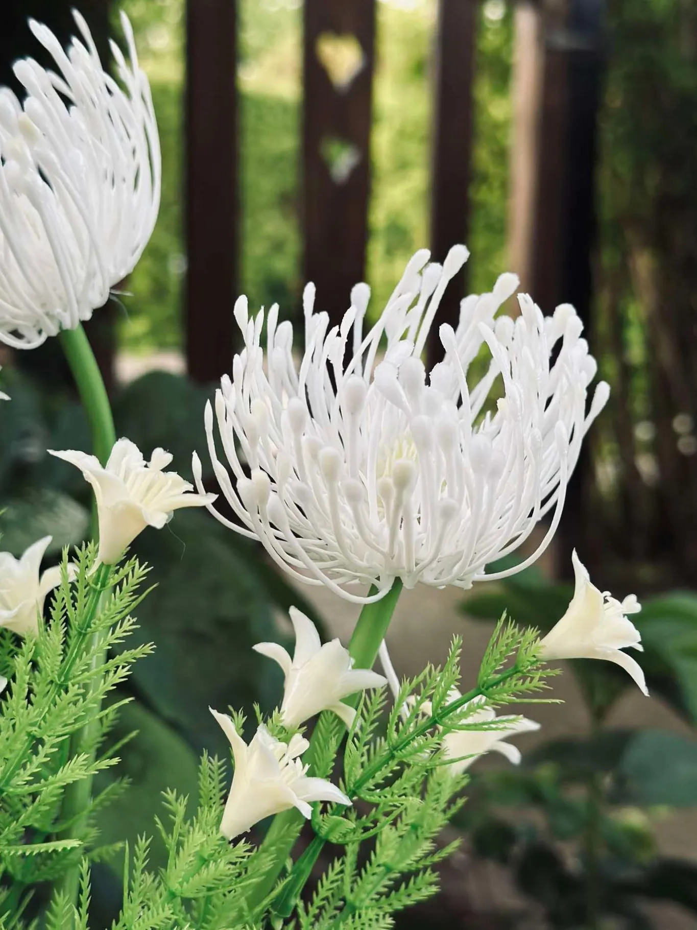 VIAMAJA Lys Og Led|Udendørs Led<Blomst med solceller - Spider Lili hvid