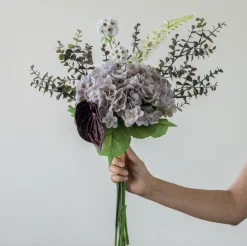 VIAMAJA Blomster<Buket med hortensia og eukalyptus