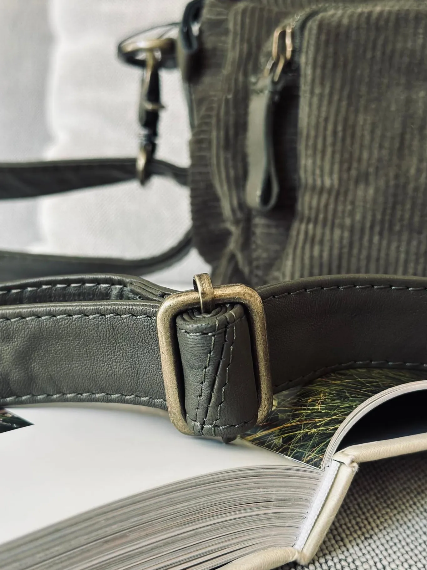 VIAMAJA Cross Body<Crossbody Army fløjl
