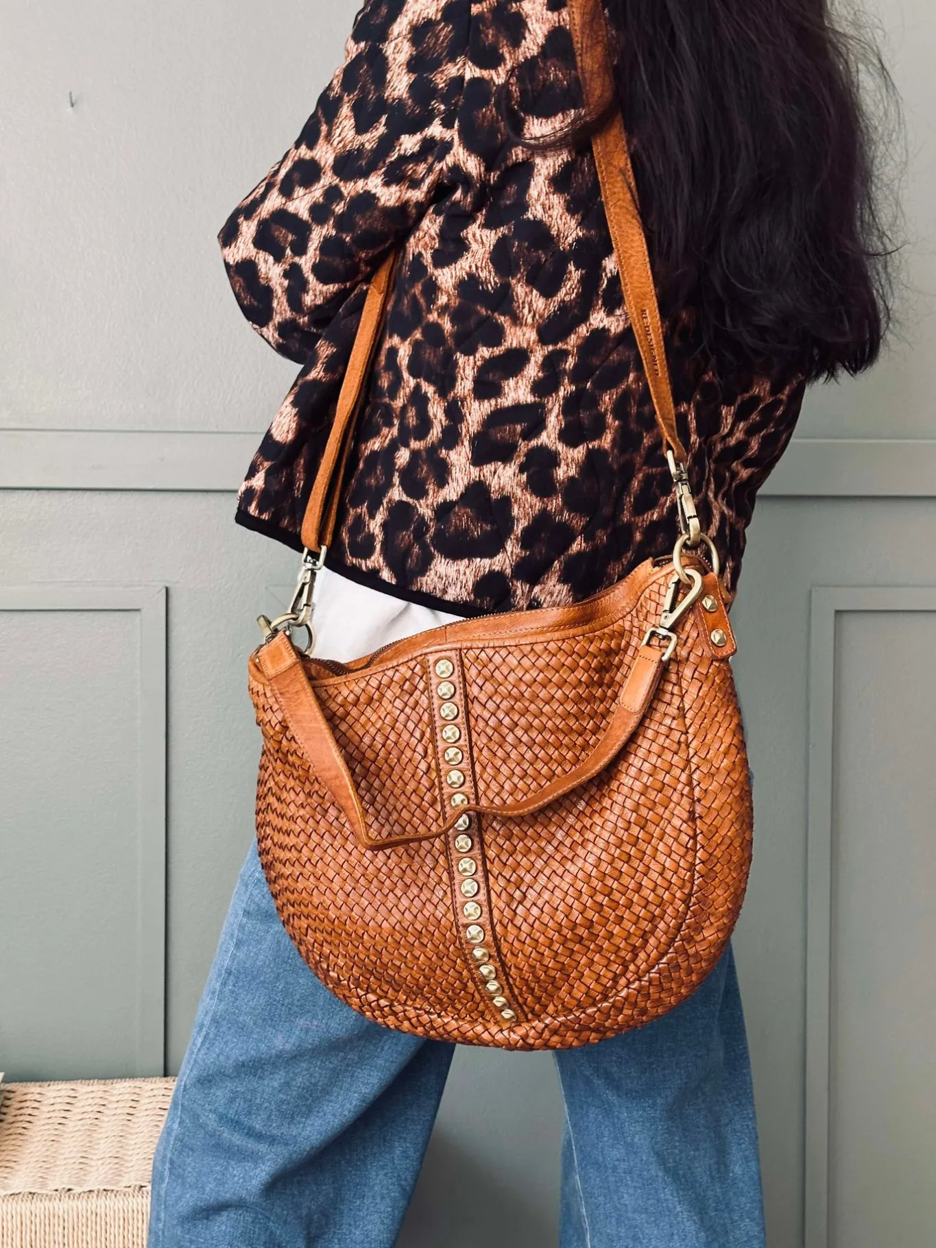 VIAMAJA Cross Body|Skuldertasker<Crossover JOMA flet og nitter - Cognac
