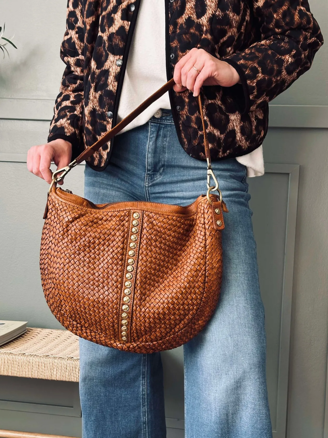 VIAMAJA Cross Body|Skuldertasker<Crossover JOMA flet og nitter - Cognac
