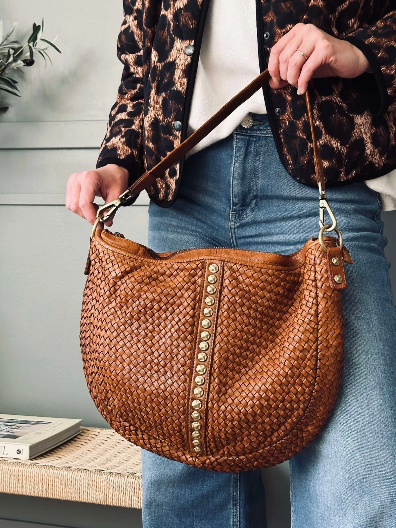 VIAMAJA Cross Body|Skuldertasker<Crossover JOMA flet og nitter - Cognac