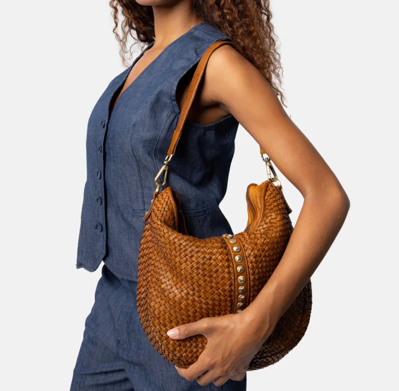 VIAMAJA Cross Body|Skuldertasker<Crossover JOMA flet og nitter - Cognac