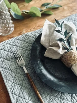 VIAMAJA Dækkeservietter|Restparti<Dækkeserviet STONE-WASHED Quilt – Nordic grey