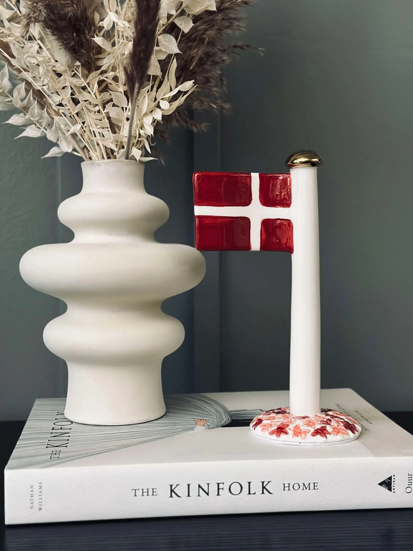 VIAMAJA Pynte Genstande|Højtider<Flag keramik – Dannebrog m. Rosa fod