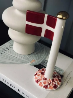 VIAMAJA Pynte Genstande|Højtider<Flag keramik – Dannebrog m. Rosa fod