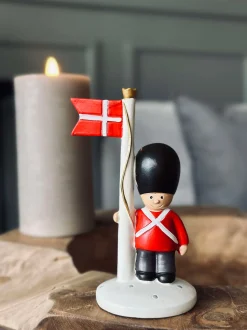 VIAMAJA Højtider<Garde med flag