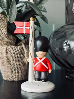 VIAMAJA Højtider<Garde med flag