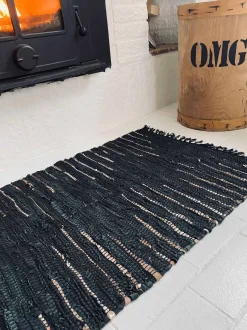 VIAMAJA Gulvtæpper<Gulvtæppe i flettet skind – Sort effekt strib 60x90cm