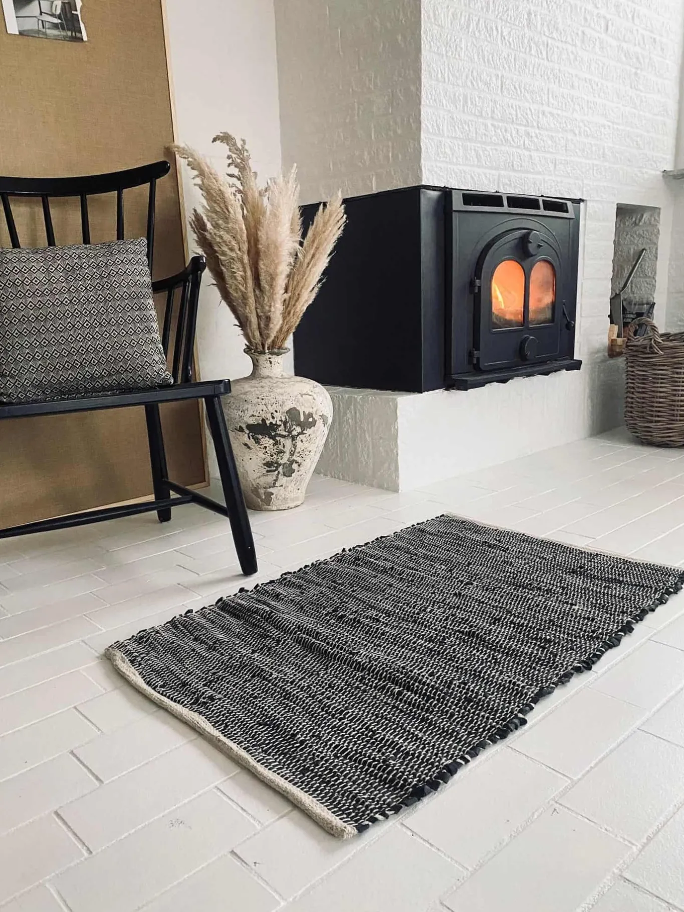 VIAMAJA Gulvtæpper<Gulvtæppe i sort skind med hvid tråd - 60x90cm