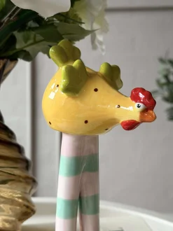 VIAMAJA Interiør|Pynte Genstande<Kylling med lange ben - Gul med prikker