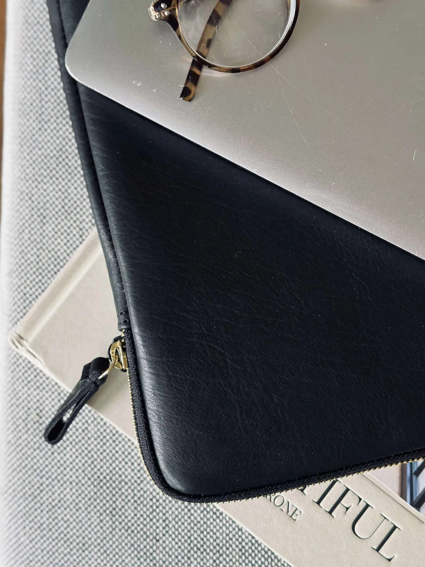 VIAMAJA Computertasker<Laptop sleeve - Black / Gold