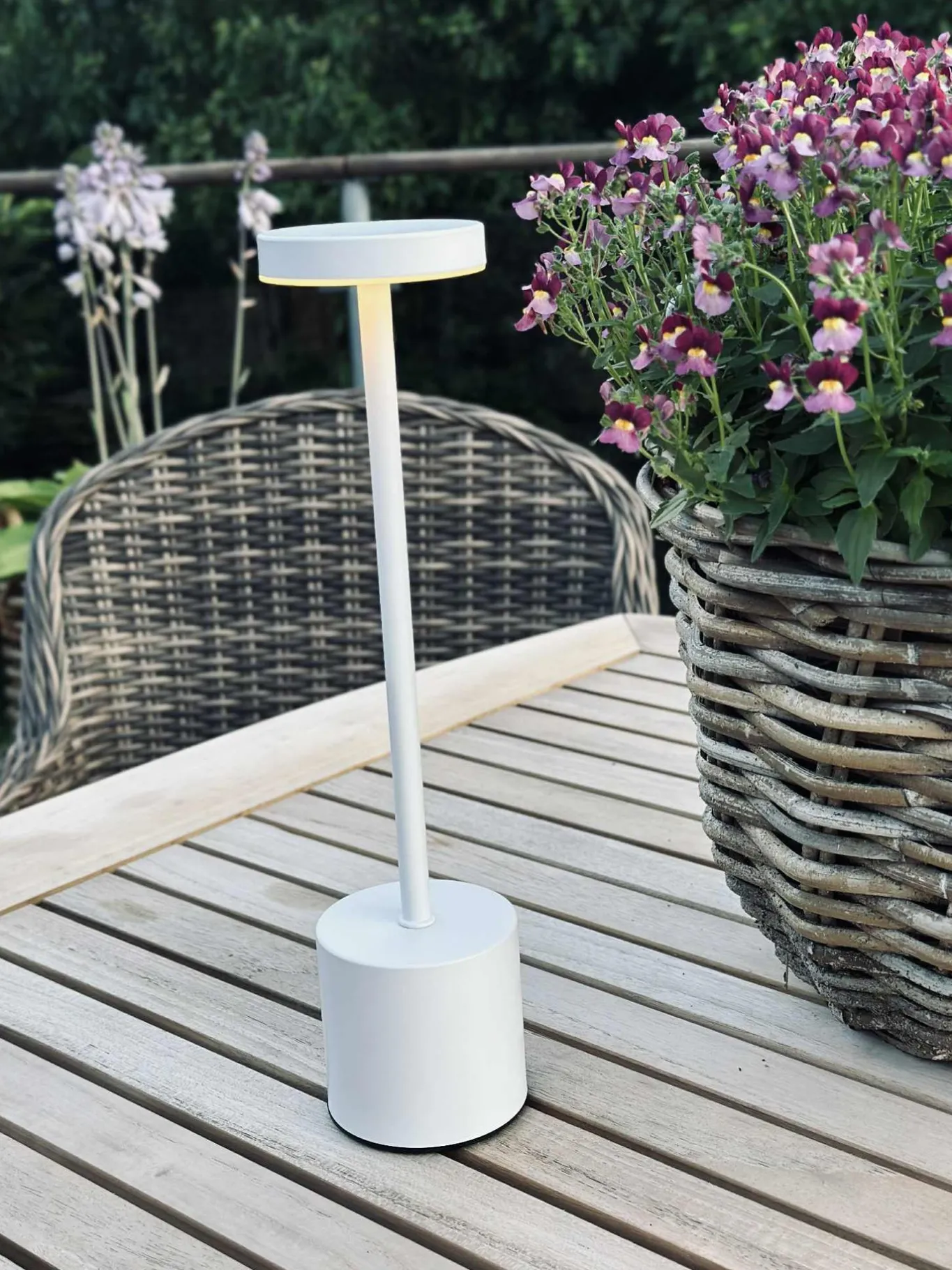 VIAMAJA Lys Og Led|Led Lamper<LED bordlampe KELLY Hvid - genopladelig