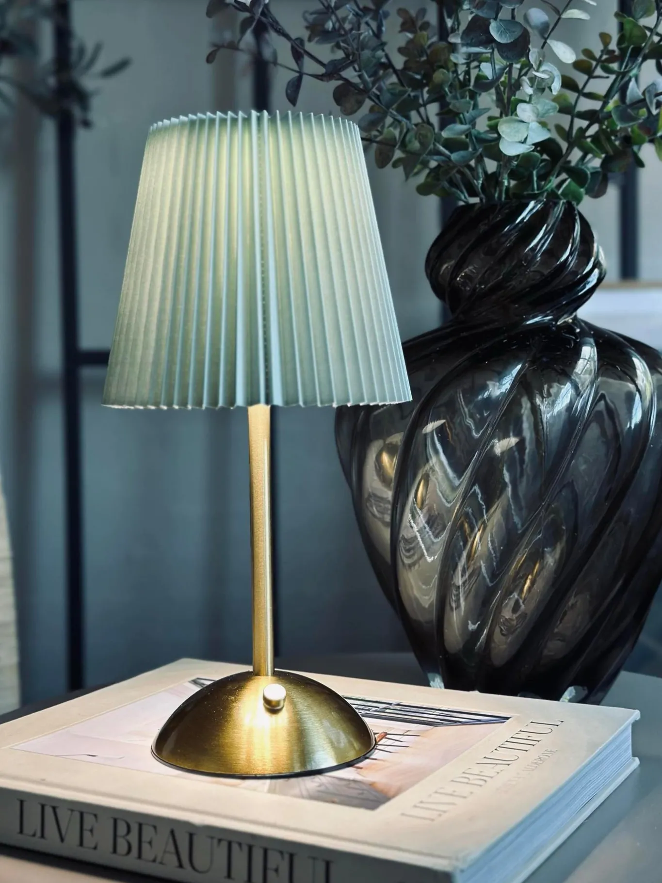 VIAMAJA Lys Og Led|Led Lamper<LED bordlampe Large Plisse´ - genopladelig