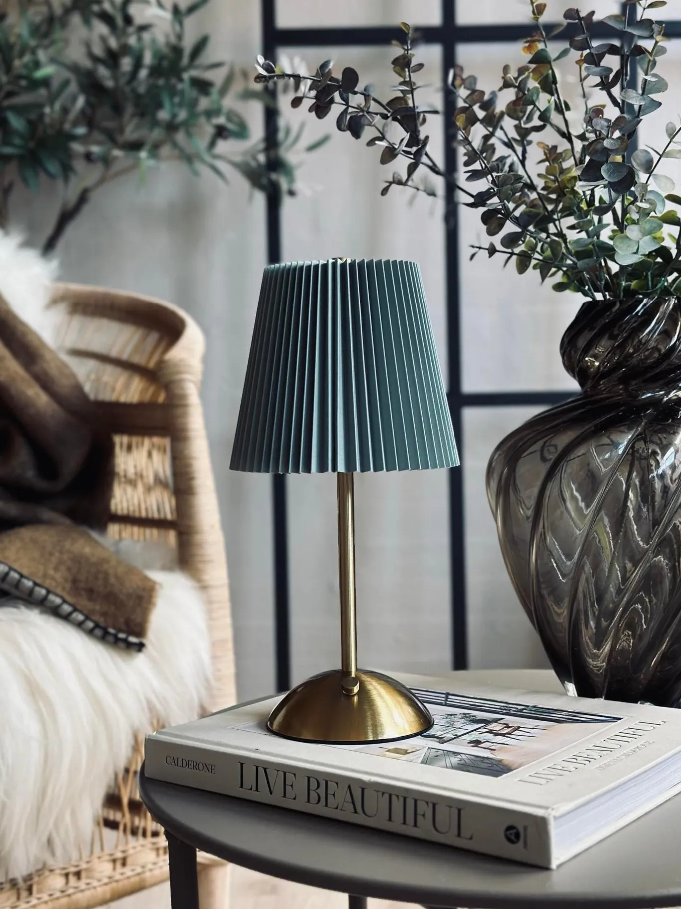 VIAMAJA Lys Og Led|Led Lamper<LED bordlampe Large Plisse´ - genopladelig