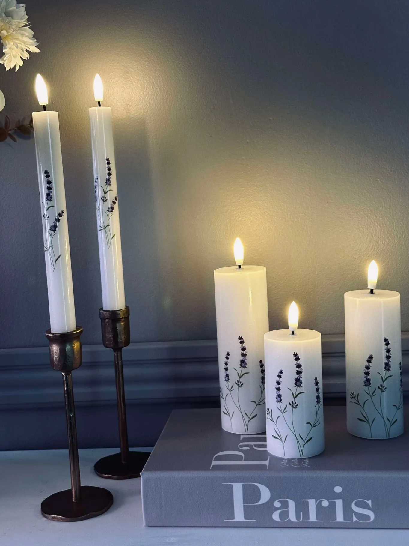 VIAMAJA Lys Og Led|Led Bloklys<LED FLORA Lavendel – Sæt med 3 stk og fjernbetjening