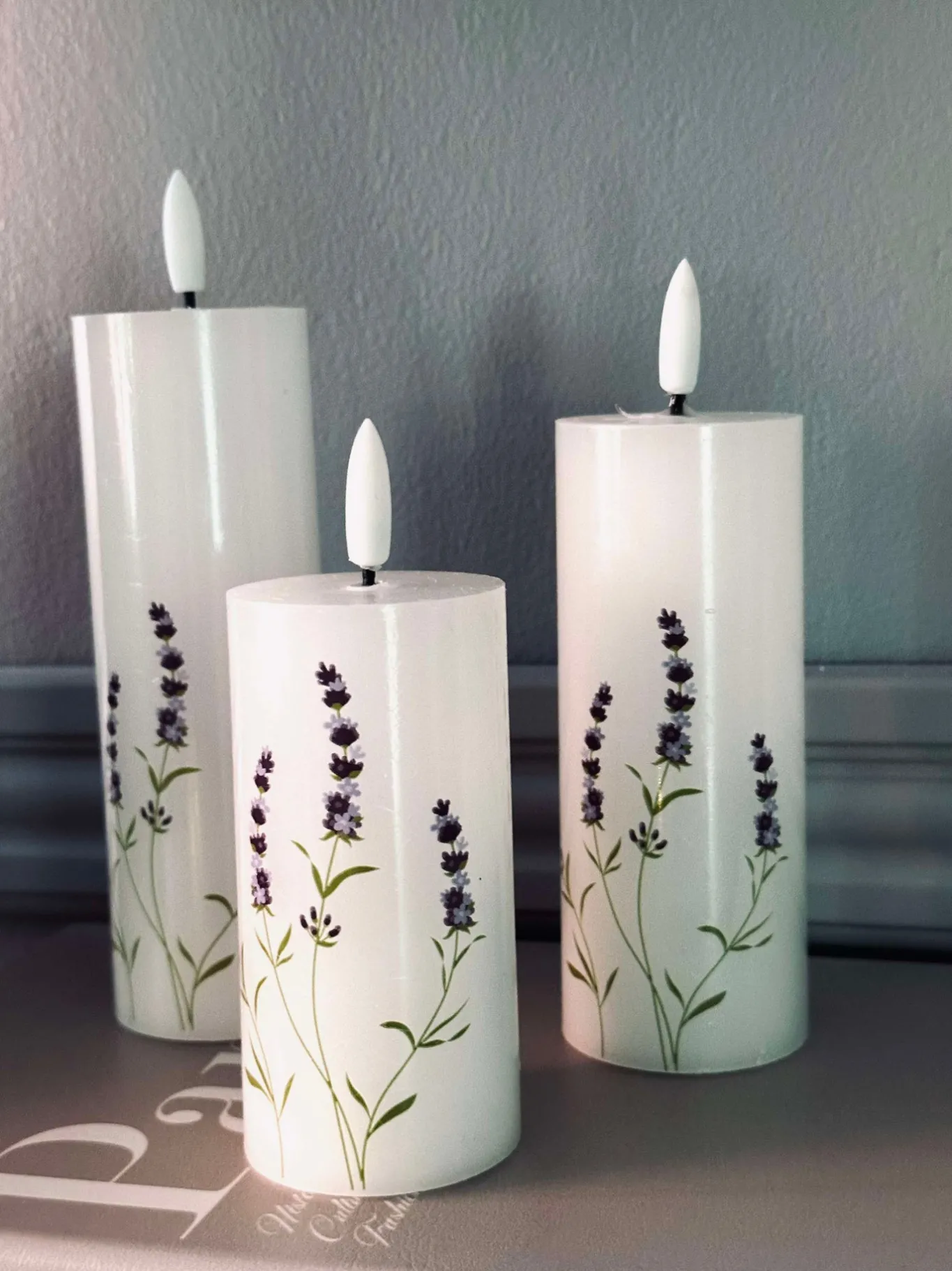 VIAMAJA Lys Og Led|Led Bloklys<LED FLORA Lavendel – Sæt med 3 stk og fjernbetjening