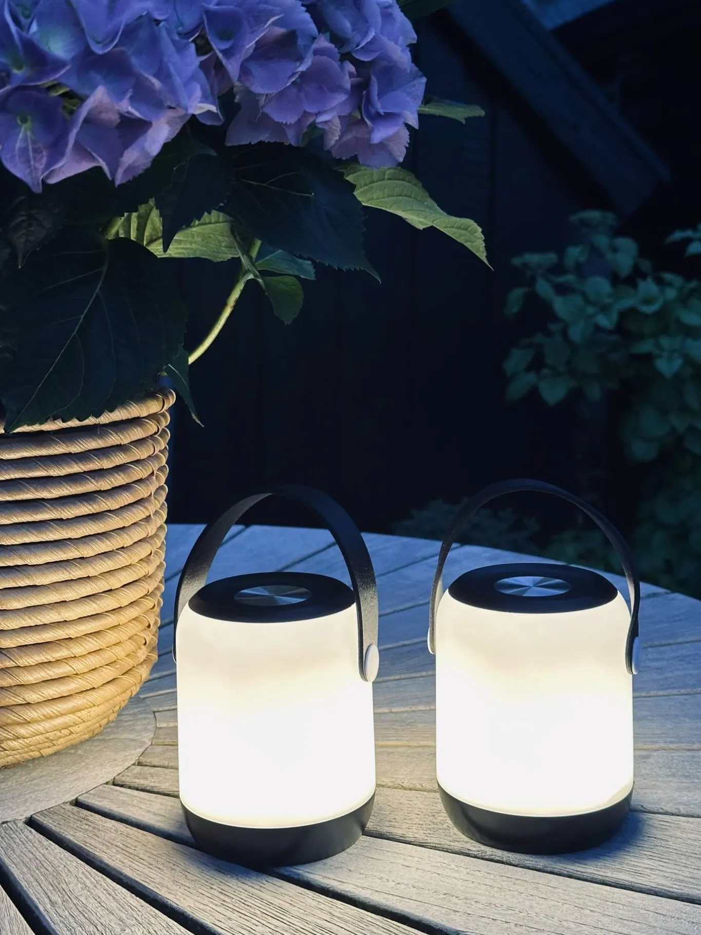 VIAMAJA Lys Og Led|Udendørs Led<LED touch lanterne med strop