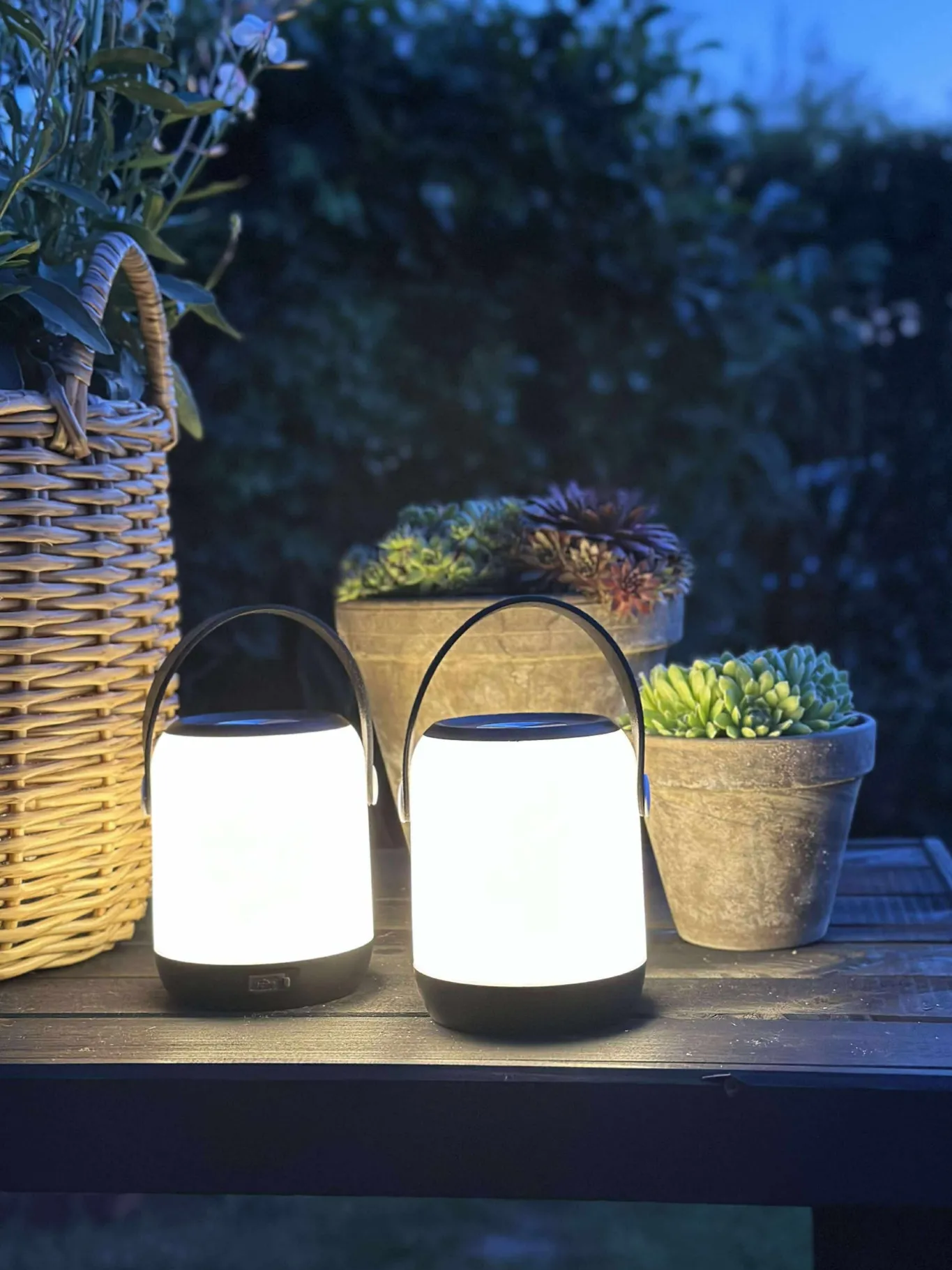 VIAMAJA Lys Og Led|Udendørs Led<LED touch lanterne med strop