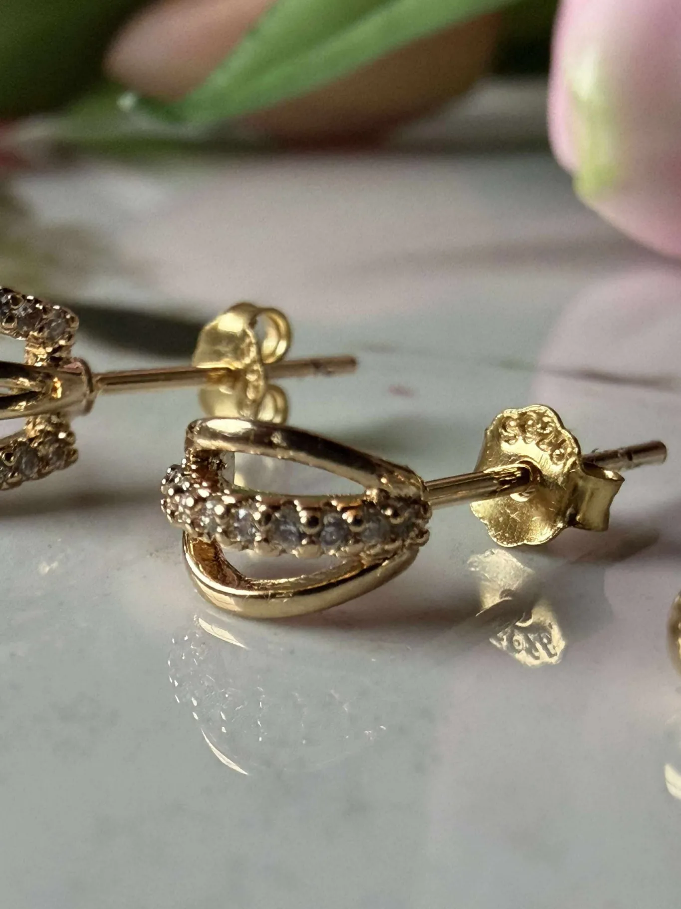 VIAMAJA Ørestikker<Mix box med 6 øreringe - Monique 18k forgyldt
