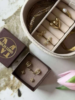 VIAMAJA Ørestikker<Mix box med 6 øreringe - Monique 18k forgyldt