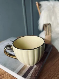 VIAMAJA Krus, Kopper Og Glas|Porcelæn Og Stentøj<Tekop med guld hank – Gul