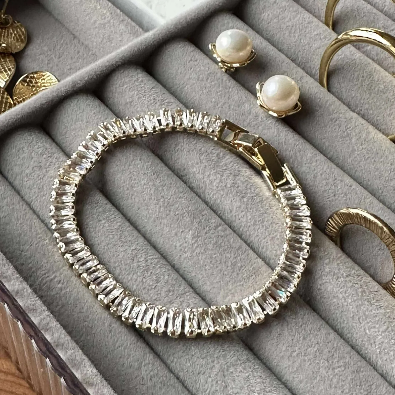 VIAMAJA Armbånd<Tennisarmbånd Thelma med zirkoner - guldbelagt