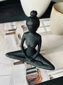 VIAMAJA Interiør|Pynte Genstande<YOGA - Small black Lady